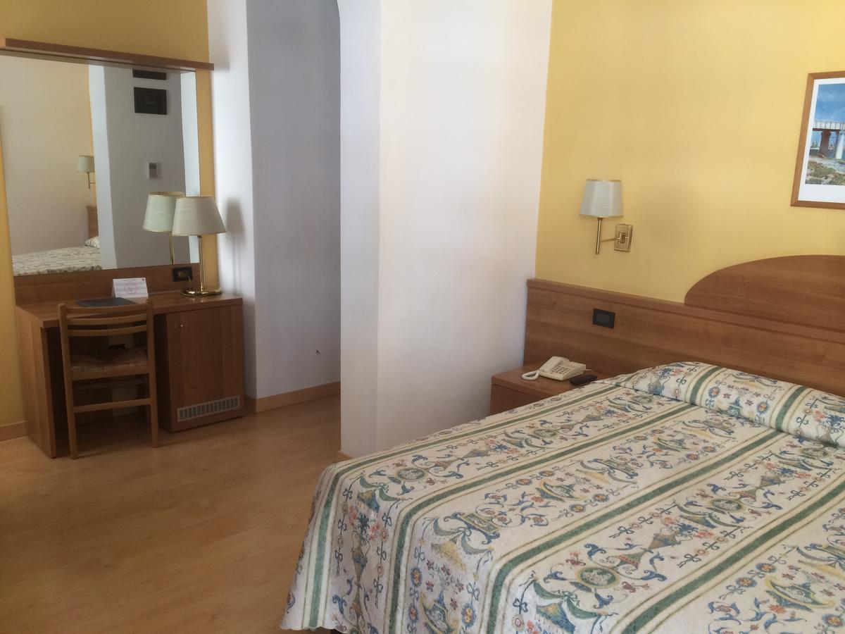 Hotel Tritone Caorle Kültér fotó