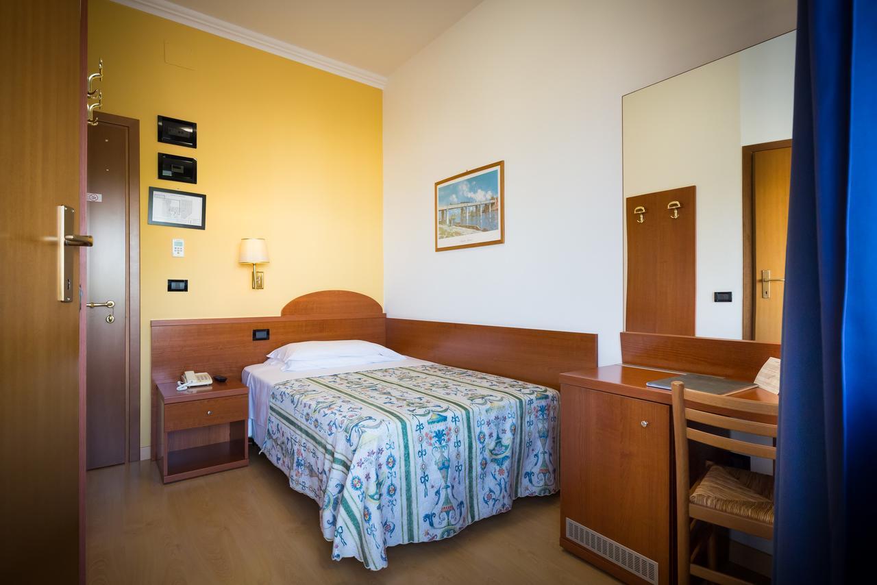 Hotel Tritone Caorle Kültér fotó
