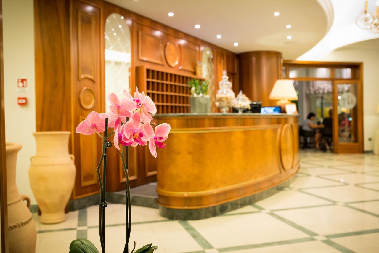 Hotel Tritone Caorle Kültér fotó
