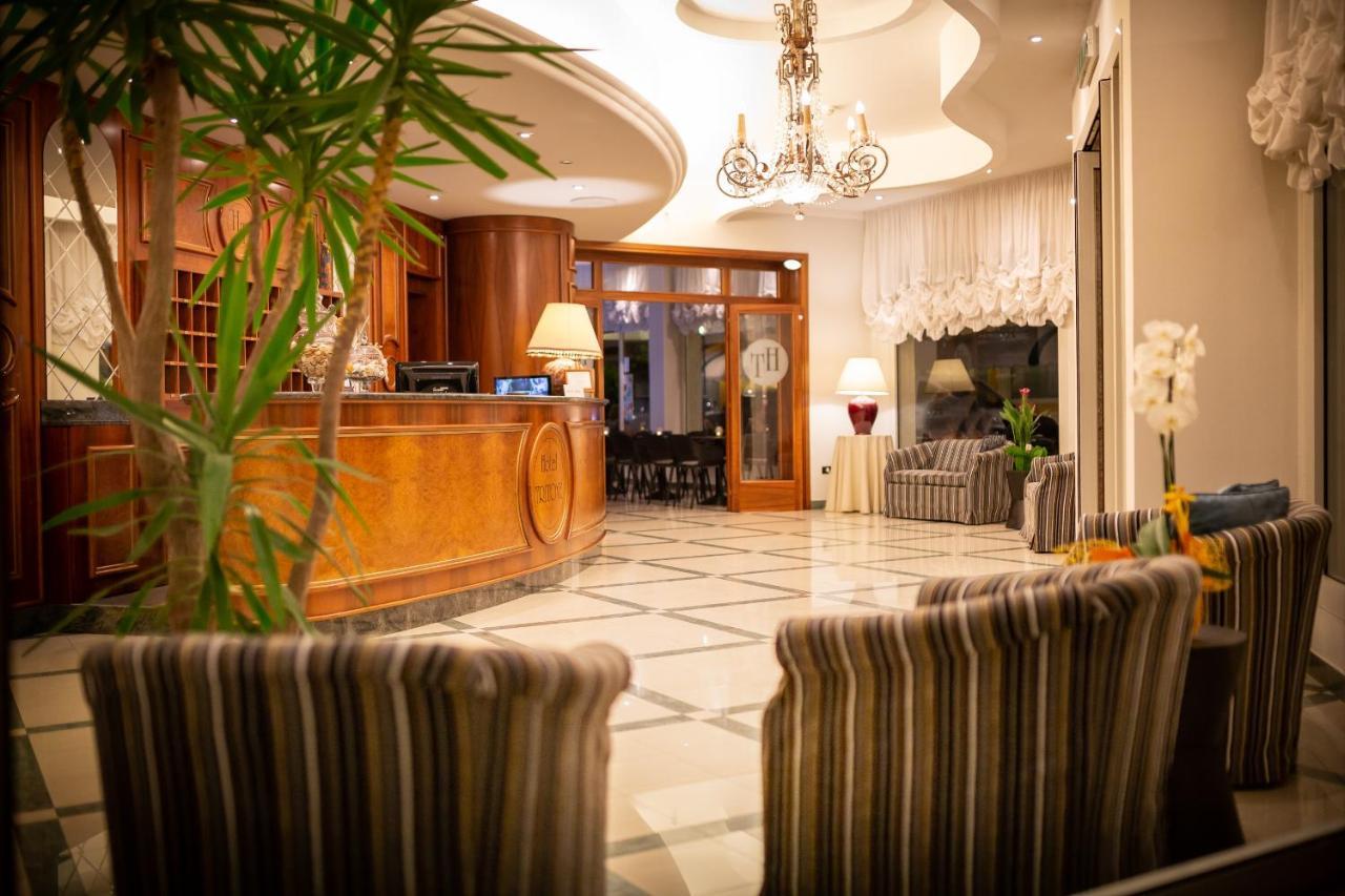 Hotel Tritone Caorle Kültér fotó